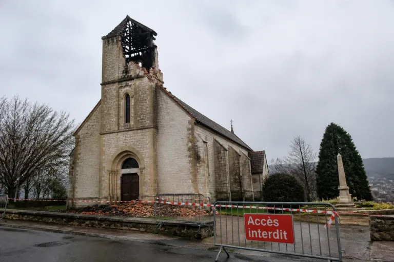 Montmorot: clocher foudroyé, accès interdit autour de l’église pour raisons de sécurité