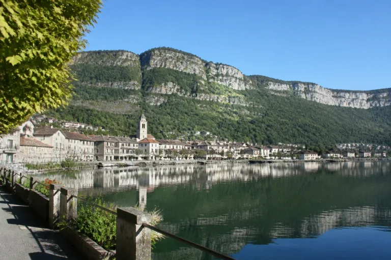 Nantua: un adolescent grièvement blessé après une chute au bord du lac