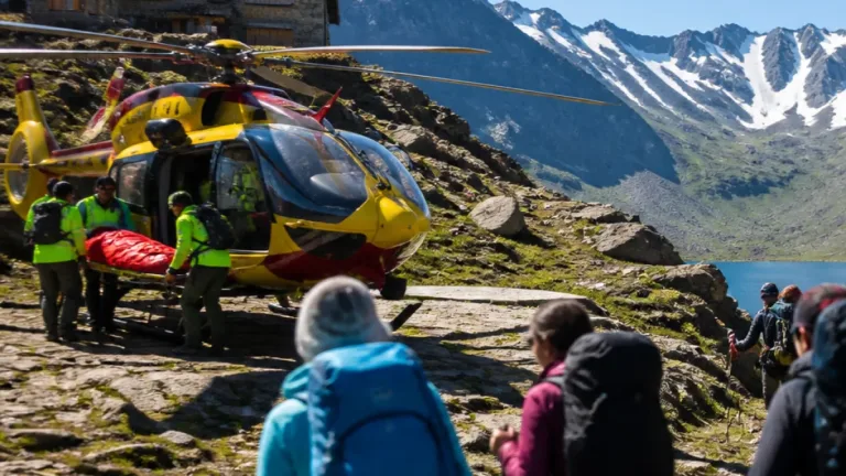 Neuf randonneurs héliportés dans les Hautes‑Pyrénées après avoir bu de l'eau de montagne