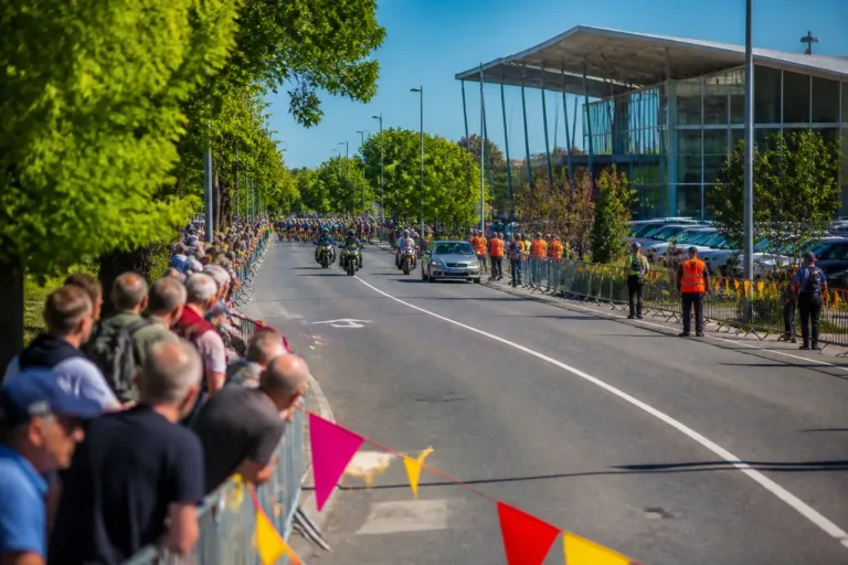Nevers attend la 11e étape du Tour de France : arrivée près du parc des expositions