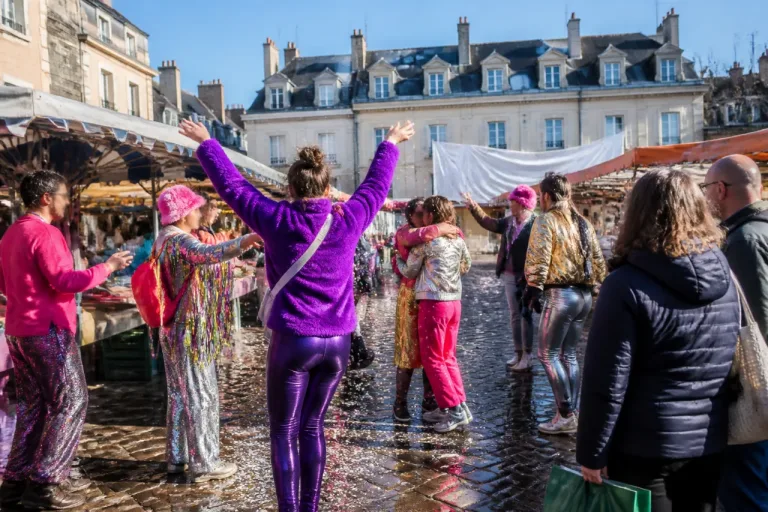 Nevers : au marché Carnot, les Fées paillettes réinventent l'espace public
