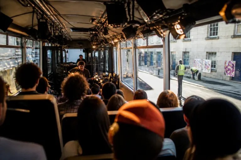 Nevers : Xanadou transforme les trajets en bus en spectacle pendant les Zaccros d’ma rue