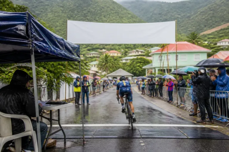 Nils Brun s'impose en solitaire au Gros‑Morne et prend le maillot jaune