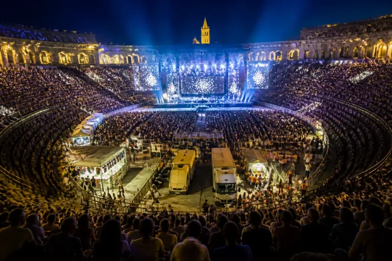 Nîmes : Sting remplit les Arènes et fait vibrer 24 000 spectateurs