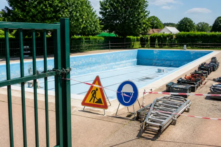 Noues-de-Sienne stoppe la réhabilitation lourde de la piscine pour rouvrir plus vite