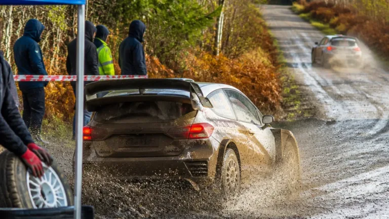 Ogier prend l'avantage en Finlande malgré une après‑midi détrempée et des routes piégeuses