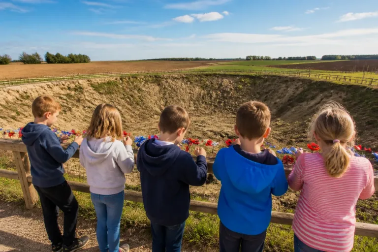 Ovillers-la-Boisselle: 76 écoliers déposent coquelicots et bleuets au Lochnagar Crater