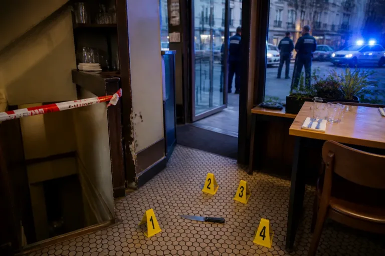 Paris 12e: une femme tuée par des tirs policiers dans un restaurant, vérifications en cours