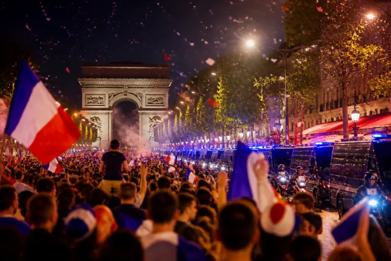 Paris en liesse après la qualification des Bleus, sans débordement majeur