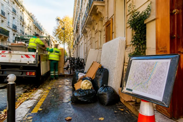 Paris lance la chasse aux 1 000 « points noirs » de dépôts sauvages d'ici la fin du mandat