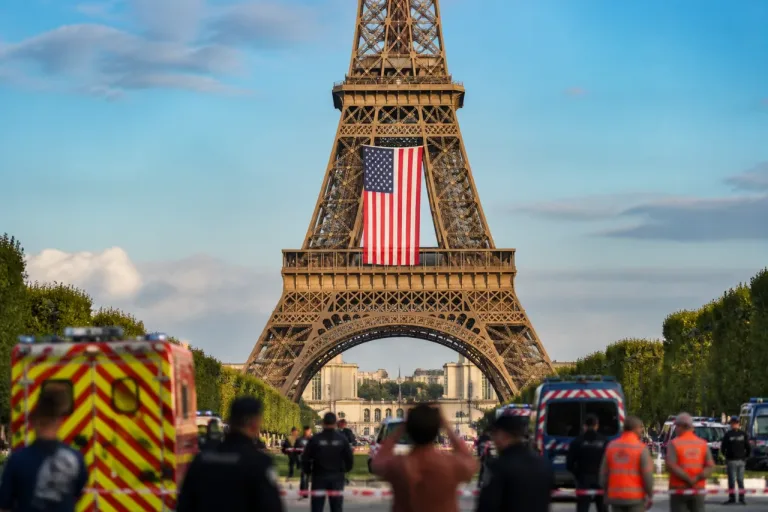 Paris : un homme interpellé après avoir grimpé la tour Eiffel et accroché un drapeau