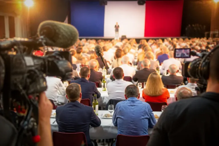 Jordan Bardella raille la rumeur sur Maria Carolina lors d’un banquet du RN à Liévin