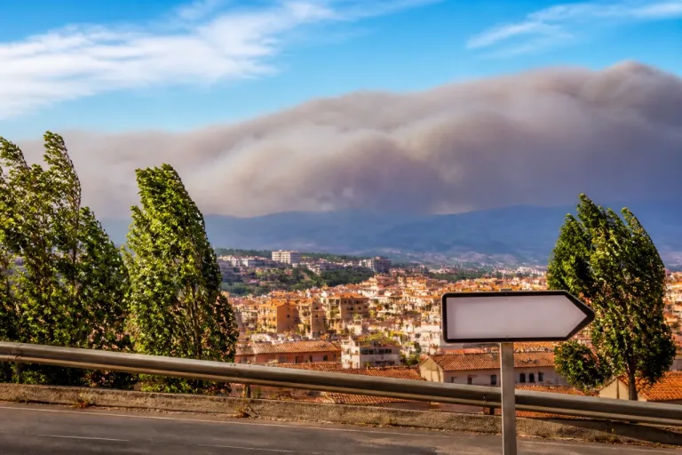 Perpignan sous un ciel voilé : un feu en Catalogne génère un panache visible depuis la ville