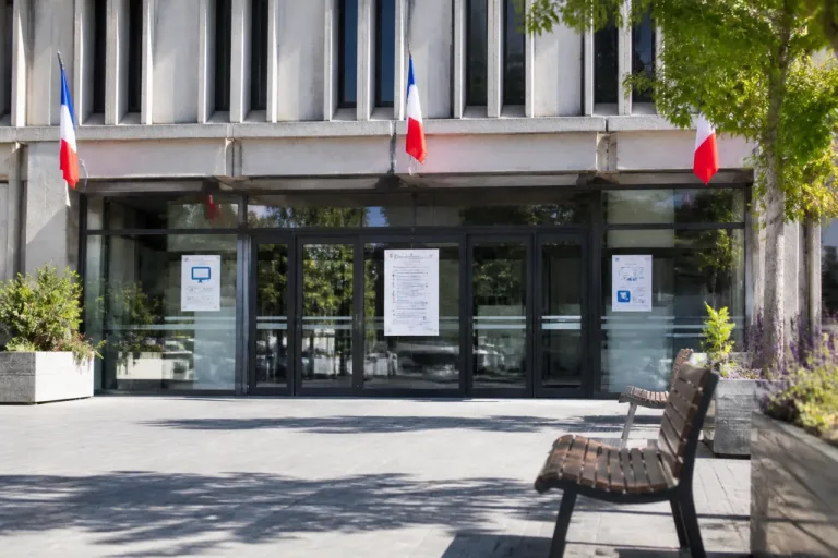 Plusieurs services de l’État fermés au public le lundi 13 juillet : anticiper ses démarches