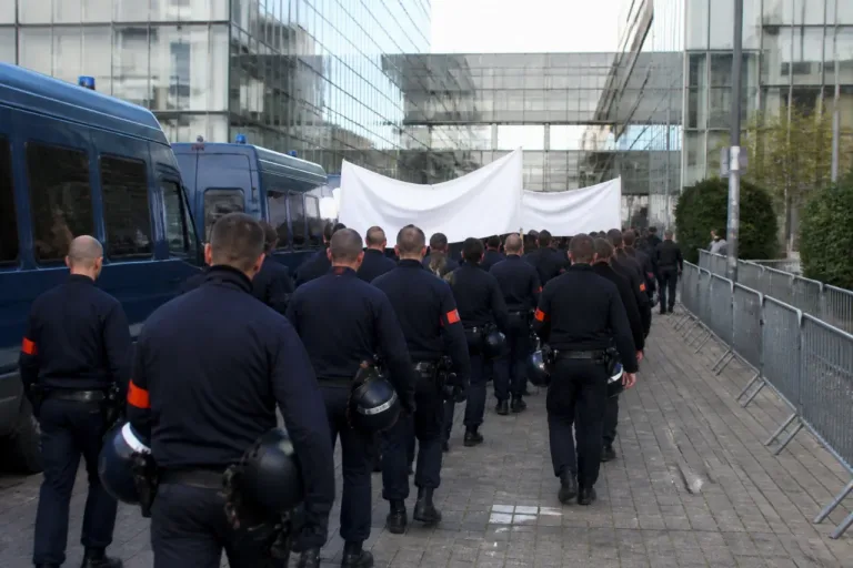 Policiers en uniforme: bras de fer salarial devant Bercy, cortège jusqu’au ministère