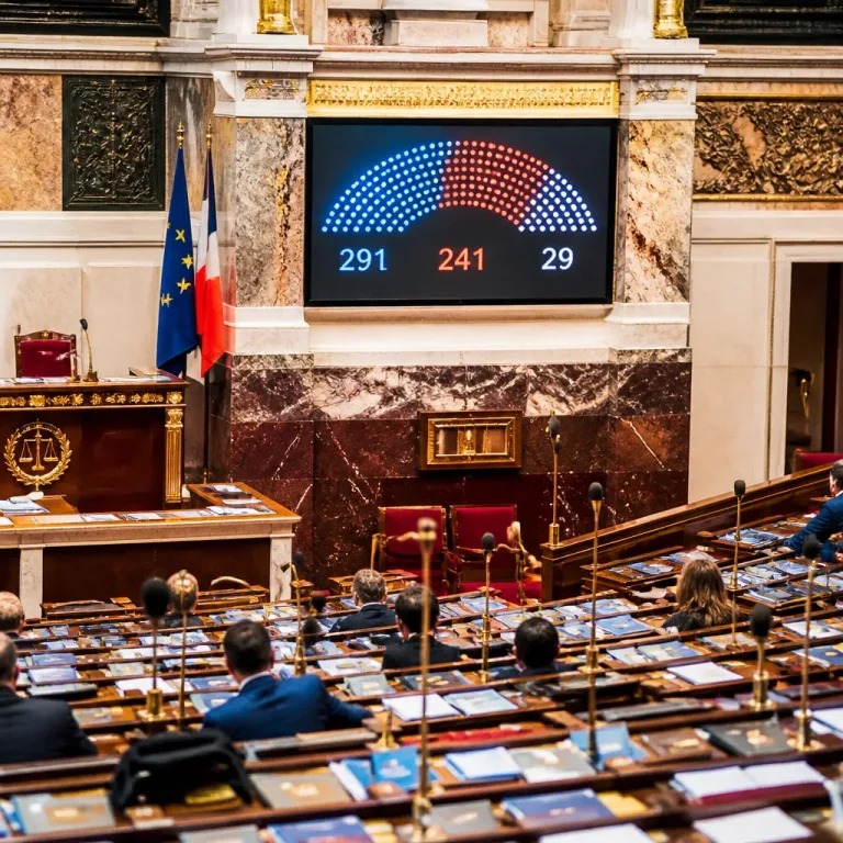 L’Assemblée adopte la loi sur l’aide à mourir : la France ouvre un nouveau droit encadré