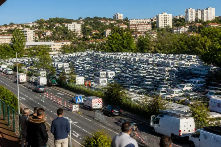 Près de 700 véhicules et caravanes : un campement cause des perturbations à Saint-Étienne