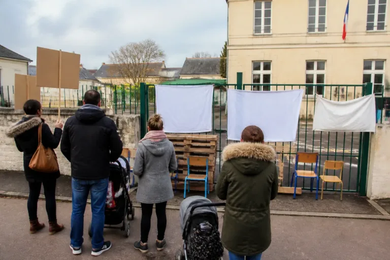 Près de Caen, l’école d’Avenay bloquée : bras de fer autour d’une classe menacée