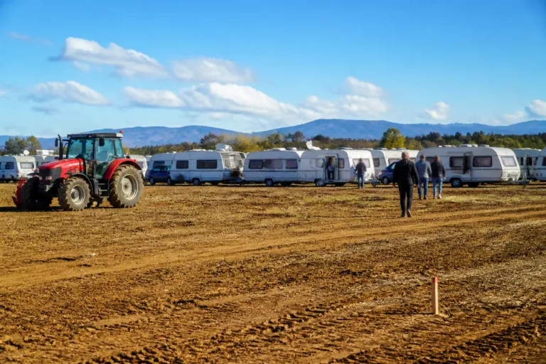 Puget-sur-Argens : plus de 100 caravanes occupent un terrain agricole privé