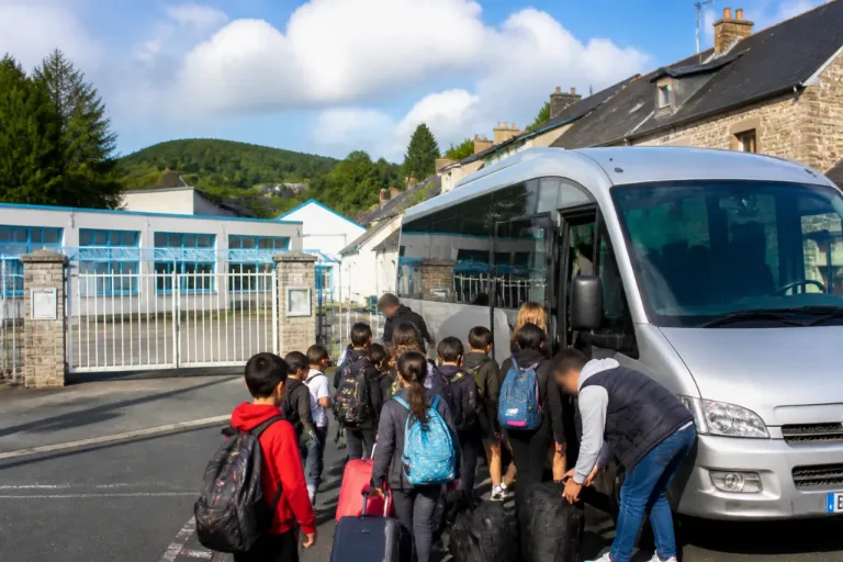 Quand une piscine ferme, la communauté paie le bus pour maintenir les sorties des centres de loisirs