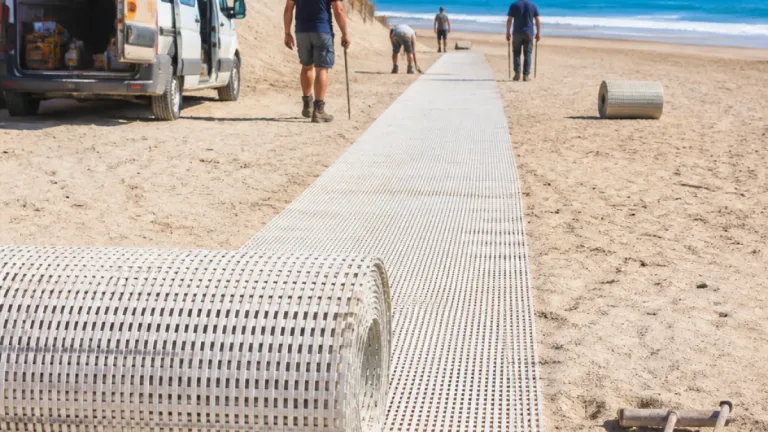 Quiberon installe 80 m de revêtement pour rendre la Grande Plage accessible aux PMR