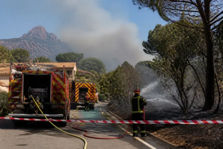 Renforts maralpins à Fréjus: 30 ha brûlés, 2 200 évacués, l’Estérel préservé
