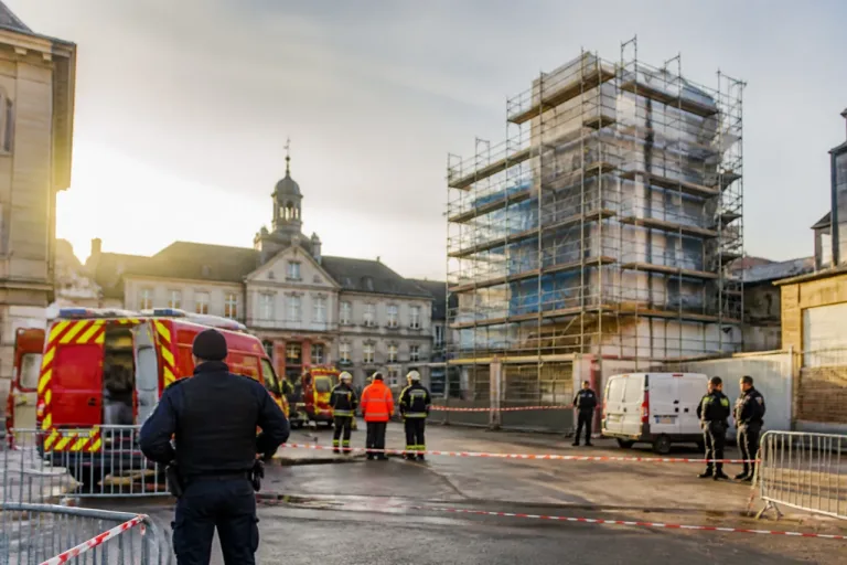 Rennes : un ouvrier de 44 ans meurt après une chute sur un chantier rue de Châteaugiron