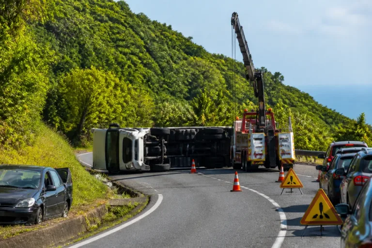 RN1 coupée à Capesterre-Belle-Eau après le renversement d’un poids lourd : quatre blessés