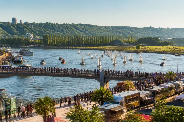 Rouen : la fête du fleuve anime les quais avec une parade nautique et des animations