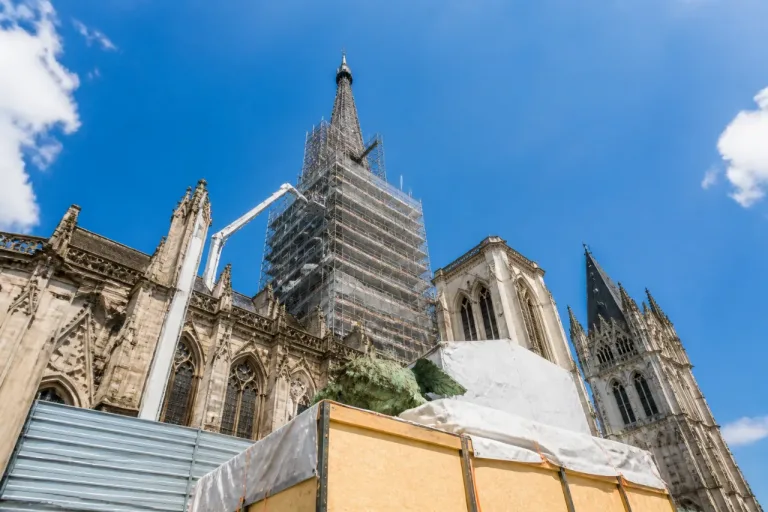Rouen : la flèche de la cathédrale entame sa dernière phase, le coq bientôt restauré