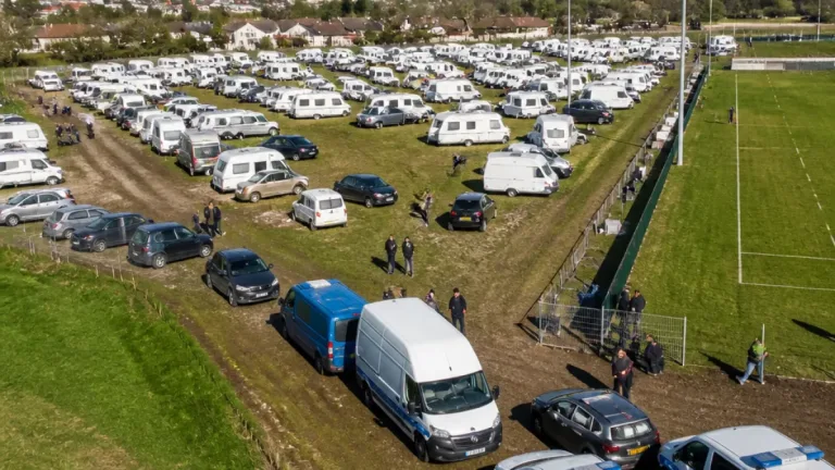 Rumilly : 250 véhicules de gens du voyage occupent un terrain communal, la mairie saisit la préfecture