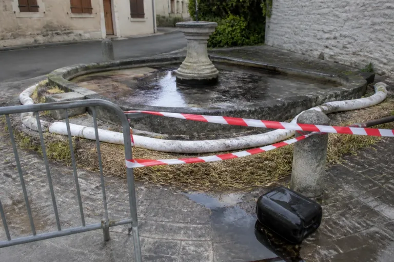 Saint-Adjutory: la fontaine communale souillée par de l’huile de vidange, l’accès fermé
