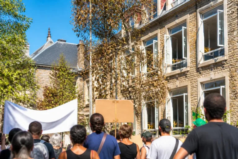 Saint-Brieuc : un collectif réclame un plan d'urgence pour rénover les bâtiments publics