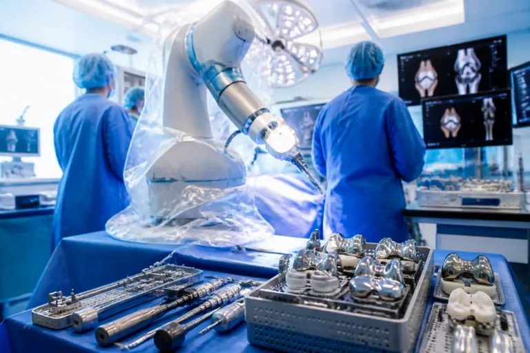 Saint-Étienne : au CHU, un robot permet l’implantation simultanée de prothèses aux deux genoux