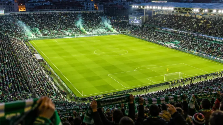 Saint-Étienne maintient son départ idéal en Ligue 2, Laval crée la surprise contre Nantes