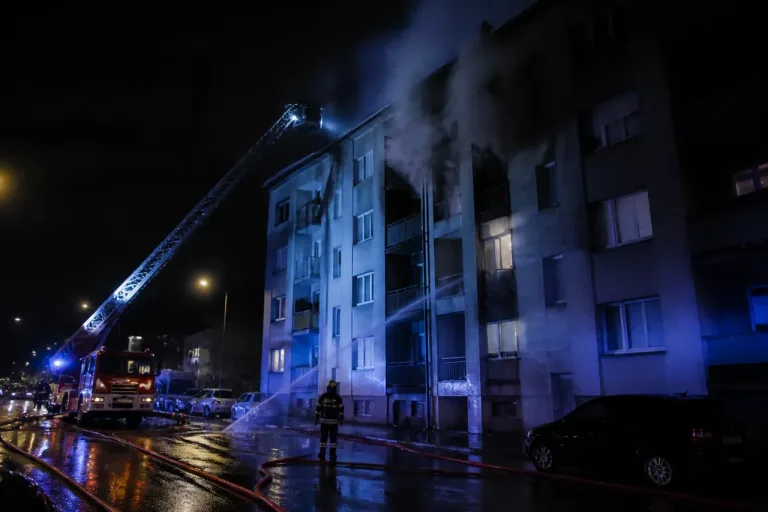Saint-Étienne : sauvetage nocturne sur un toit après un feu d’appartement à Beaubrun