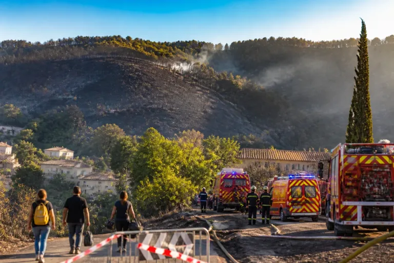 Saint-Georges-les-Bains : l'incendie fixé, les 67 personnes évacuées peuvent regagner leur domicile