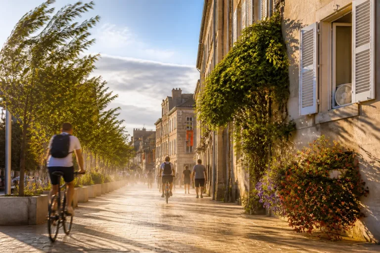 Saint‑Lô : journée chaude et ventée vendredi 10 juillet, vigilance sur la soirée