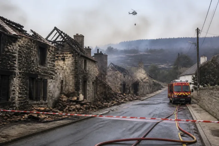 Saint-Plaisir sous le choc après un vaste incendie: 4 maisons détruites, 40 hectares ravagés
