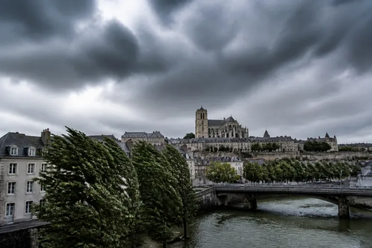 Sarthe en vigilance orange: orages et rafales jusqu’à 100 km/h attendus