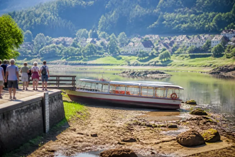 Sécheresse au Saut du Doubs : les compagnies de bateaux s’adaptent face à la baisse d’eau
