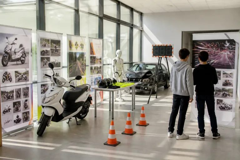 Sécurit’Art à Cahors : une expo itinérante de jeunes pour prévenir les risques routiers