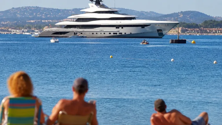 Six-Fours-les-Plages : un yacht imposant attire les regards depuis la baie de Sanary