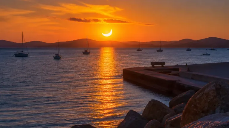 Six-Fours-les-Plages : une éclipse à 96 % magnifique au crépuscule
