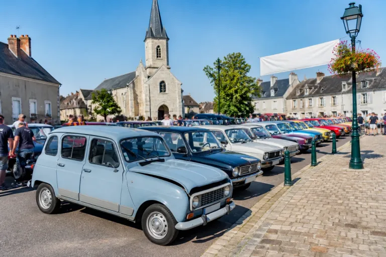 Soings‑en‑Sologne : un prêtre met sa 4L au service d’un rallye ouvert à tous