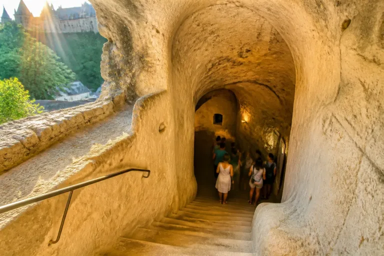 Sous les voûtes, la fraîcheur attire — mais sans ruée des touristes pour l'instant
