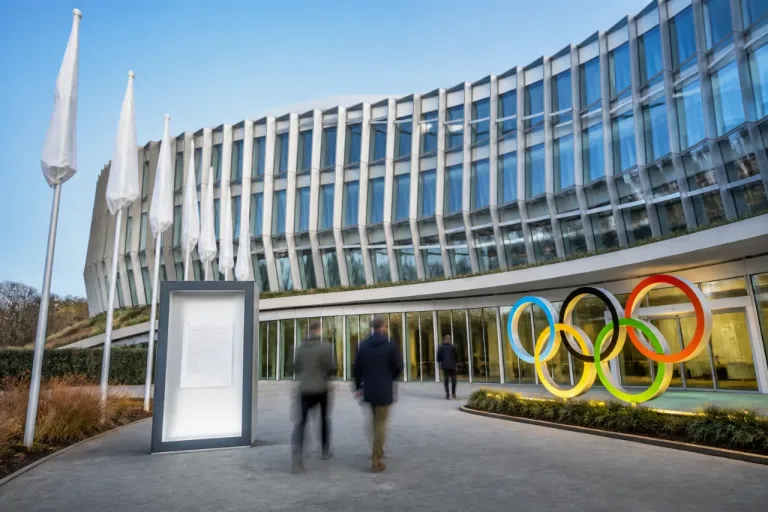 Le CIO lève partiellement la suspension du Comité olympique russe, hymne et drapeau restent interdits