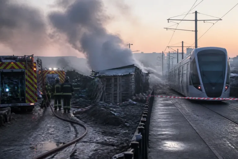 Stains: vaste incendie dans le bidonville des «Batêtes», le tram T11 interrompu
