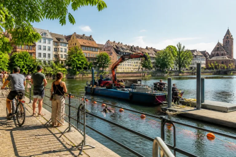 Strasbourg : plongées et restrictions sur l'Ill pour remplacer les pontons de Batorama