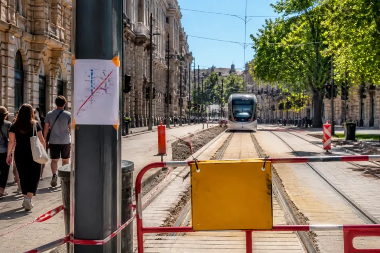 Strasbourg : pourquoi ce panneau « Lac consigné » et quelles conséquences sur le tram